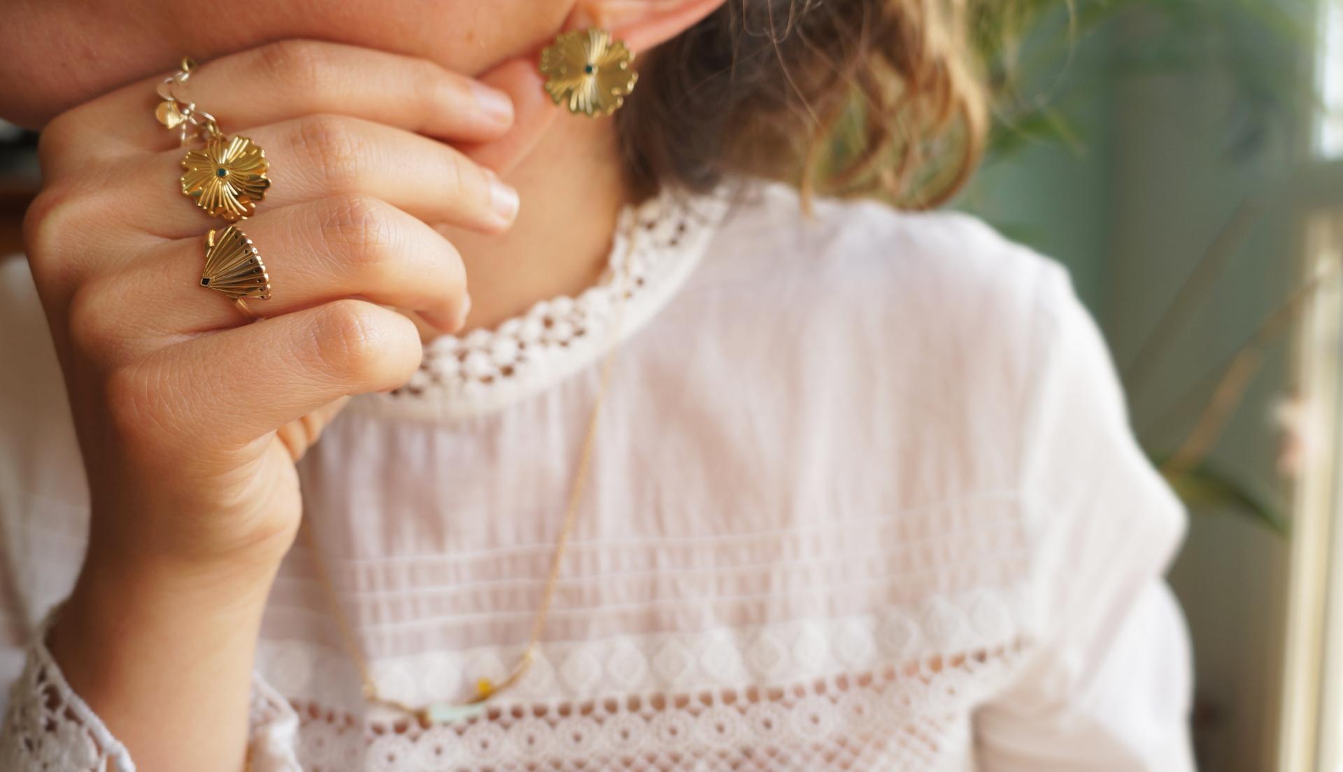 Bague petite fleur portee