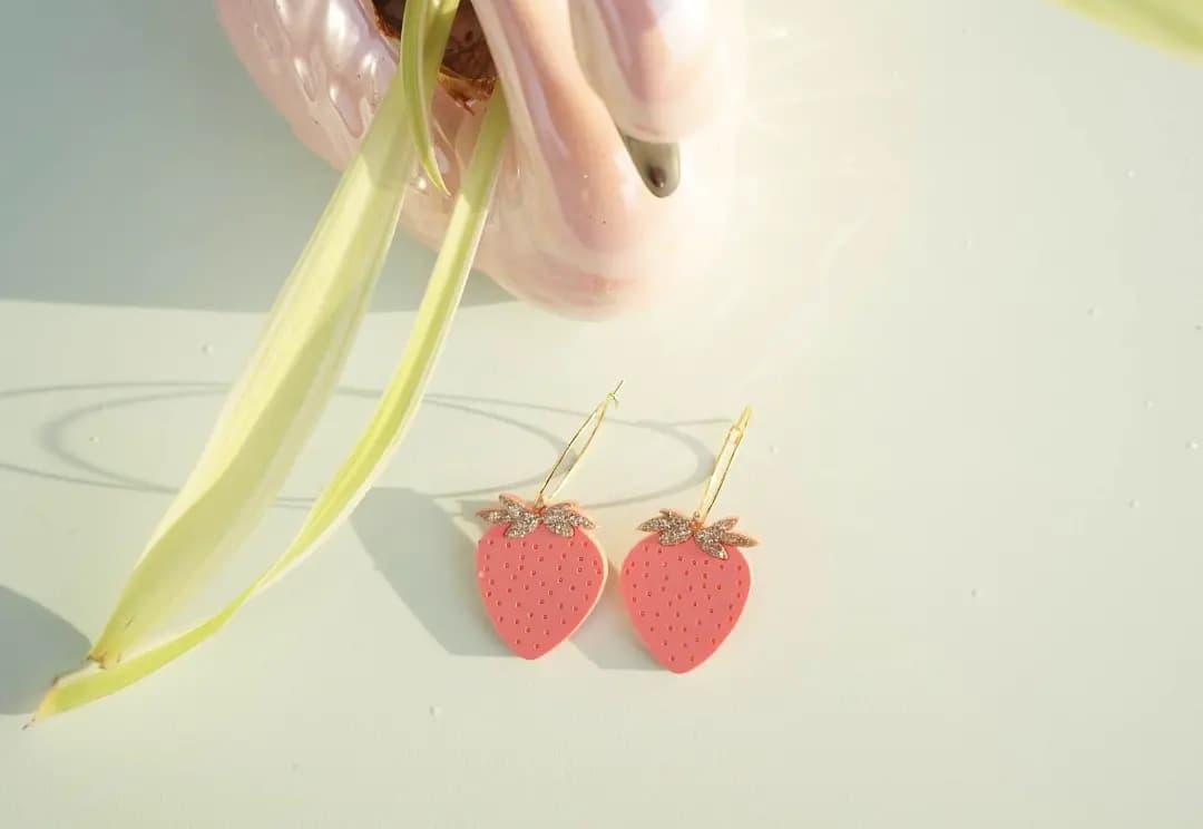 Boucles d oreilles fraises paillettees 1