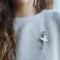 Broche danseuse etoile portee