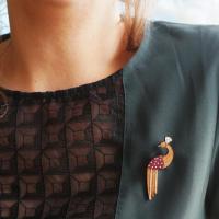 Broche paon bordeaux