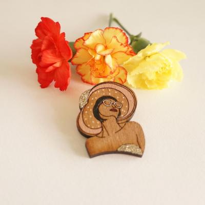 Broche Flâneuse au chapeau